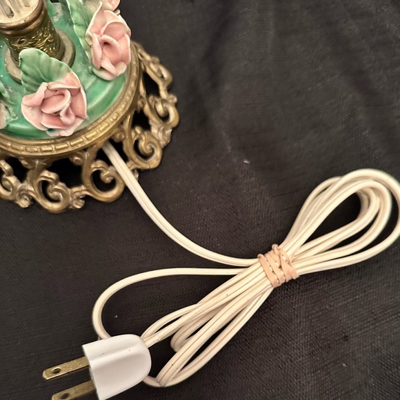 Two Vintage Capodimonte-style Porcelain and Brass Accent Lamps Read Description* - Picture 12 of 13